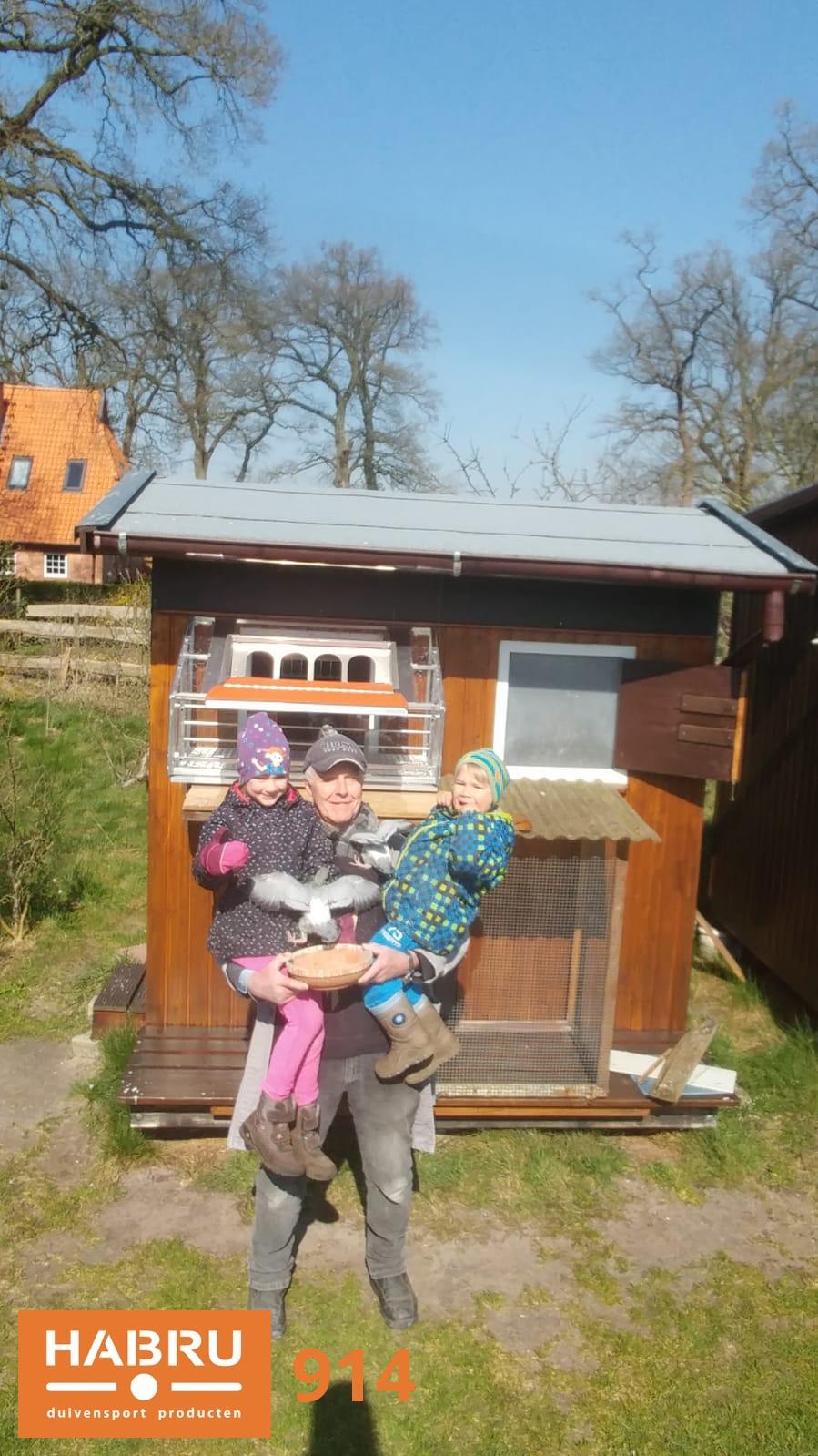 Foto 914: Heinz Lueken met kleinkinderen