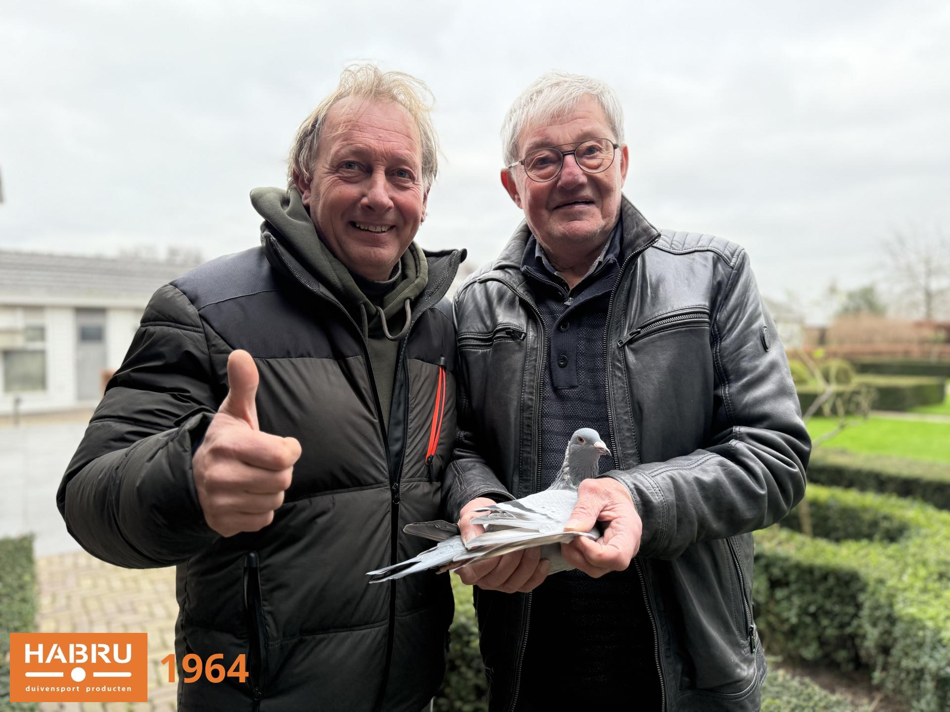 Foto 1964: Co Verbree met geschonken duif Comb. van Wanrooij